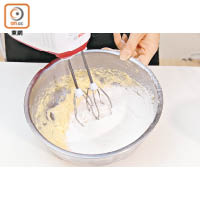 加篩過的麵粉及發粉攪拌均勻，倒入鮮奶拌勻成麵糊。