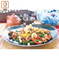 核桃韮菜小炒皇：溫補的核桃配以多款食材及蝦腰炒製，火候掌握得宜，有鑊氣又美味。