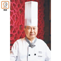 入行逾40年的吳師傅是行內有名的得獎名廚，對烹調中菜充滿熱忱，現任荃灣一間星級酒店中菜食府的行政總廚。