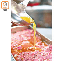 用湯汁及新鮮豬皮煮成的豬皮膠，不但是肴肉鮮香的關鍵，也是將豬皮、蹄肉及上湯融為一體的重要元素。
