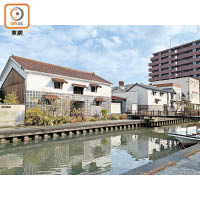 分隔米子城跡與城下町的加茂川，可欣賞昔日河邊的白壁倉庫。