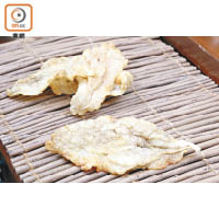 鹽爆魚肚用鱈魚製作，厚身而色澤金黃，用鹽炒過特別鮮香。