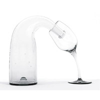 Verre et Bouteille<br>將透明玻璃瓶的扭曲，看似懂得自動彎腰倒水，趣味盎然。