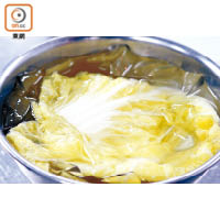 黃芽白烚至軟身，浸冰水後瀝乾水分備用；髮菜以上湯及油蒸15分鐘。
