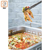 冷鍋魚與水煮魚及烤魚亦有幾分相似，上桌前鍋具仍然是冷是其最大特色。
