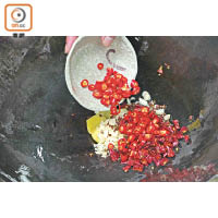 辣醬是重慶菜的靈魂，炒辣醬的工夫絕不能忽視，選用多於一種辣椒有助增加層次感。