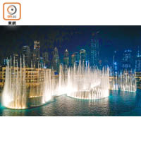 商場外的音樂噴泉The Dubai Fountain，每日下午6時至晚上11時期間，每半小時上演一次表演。