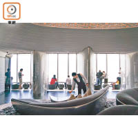 買了SKY門票的旅客可在落地玻璃貴賓室鳥瞰杜拜市中心全景。