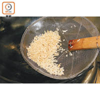1. 將白米蒸熟，吹乾後炸至金黃色備用。