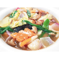 八珍豆腐為天津菜，用上雞肉、蝦、雞肝、魷魚等和豆腐製作而成，食材多變，別有風味。