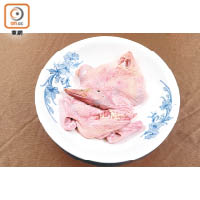 馬師傅建議選用2至3斤重的米鴨來製作八寶鴨，蒸煮後皮肉軟腍。