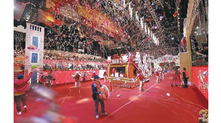 新春花車匯演是澳門農曆新年的重頭戲，今年分別於年初三及年初八舉行。