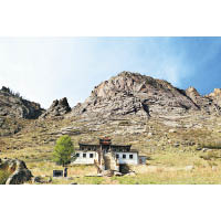 前往當地海拔約1,500米，位於山腰的藏傳佛寺時，記得放慢腳步！