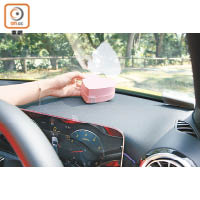 在車頭放上心形飾物，同樣可以做到增強桃花運的效果。