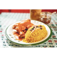 摩囉雞髀飯 MOP46<br>巨型雞髀配以黃金炒飯，散發着澎湃咖喱香味，難怪成為長期熱賣菜式。
