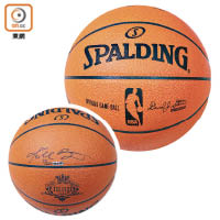 4. 高比簽名籃球<br>Kobe Bryant簽名籃球，由著名運動品牌SPALDING所生產，附有專用塵袋及紙盒包裝。全球限量224個，市值約8千美元。