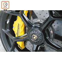 拍攝車用上20吋啞黑色鍛造輪圈、黃色制動卡鉗以至輪胎等，均屬加裝配備。