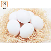 市面上的白色雞蛋主要來自日本，價錢比其他產地貴將近一倍，但一分錢一分貨，質素特別高。