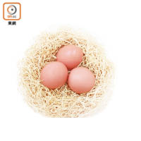 平時在日式超級市場買到的日本蛋通常都是白色，但其實也有生產茶色及粉紅色蛋殼的雞蛋。