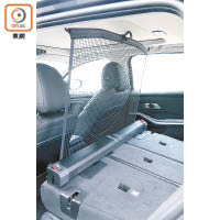 除了伸縮式行李隔簾，車上還標準配備活動式行李隔網，有助防止運載物件前傾。