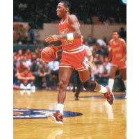 從照片上所見，Michael Jordan着上場比賽的籃球鞋款就是黑紅配色的Air Ship，而黑紅配色的Air jordan 1，只於入樽賽上着用。
