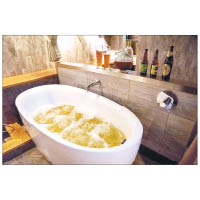 浴缸放入了啤酒花及中草藥包，再加入40至42℃熱水，還會準備1公升啤酒讓你邊泡邊喝。