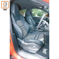 跑化前座擁有一體式頭枕設計，具備八向電動調節功能，提供上佳的橫向支撐。