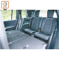 尾排兩獨立座椅的可調式頭枕，兩側各設有防滑儲物格、杯架及充電插座。