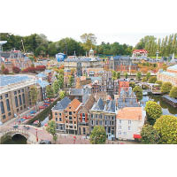 阿姆斯特丹區域中的運河區裏有安妮之家、鑄幣塔、瑪雷吊橋、紅燈區等景點。