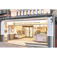 Snoopy Chocolat京都清水坂店採用白朱古力的概念，打造以白色為基礎的空間，散發高雅感。