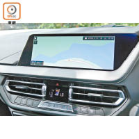 中控台屏幕達10.25吋，並連接iDrive 7.0系統，提供導航資訊及智能個人助理語音控制功能。