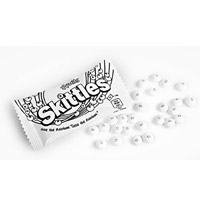 全球知名的Skittles彩虹糖，今年推出的Pride Pack放棄了標誌性的彩虹包裝及彩虹糖外觀，改為以白色設計支持LGBTQ+社群。