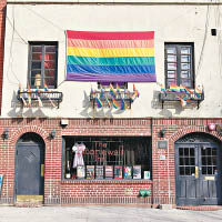 位於紐約Christopher Street的The Stonewall Inn，正是1969年6月28日石牆事件發生之地。