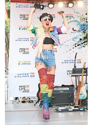 去年於紐約舉行的World Pride 2019，Lady Gaga以一身彩虹色VERSACE服飾支持LGBTQ+社群。