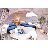 帳篷面積達42平方米，內裏分為睡房和客廳兩部分，十分寬敞。