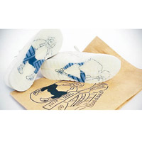 去年3月為慶祝ASICSTIGER涉谷店開幕1周年，長場雄以「戀上女孩的男孩」為主題推出Yu Nagaba×ASICSTIGER聯名系列，當中GEL-SAGA鞋款的透明鞋底就分別有一男一女的插畫。