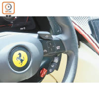 軚環右下方引入紅色Manettino旋鈕，提供Wet、Comfort、Sport、Race及ESC-Off駕駛模式選擇。
