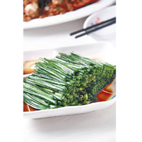 鮮嫩的韭菜花，白灼加點調味料來吃，最能保持營養和口感。