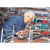 原信太郎是著名鐵道模型製作兼收藏家，他一生收集及製作了近6,000件各國鐵道模型。
