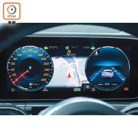 數碼化儀錶的顯示多樣化，左右圓錶及中央顯示行車資訊可隨時切換。
