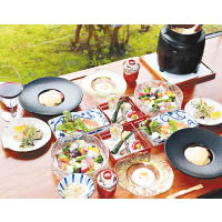 一泊二食提供採用駿河灣海鮮及伊豆山當造食材創作的會席料理。