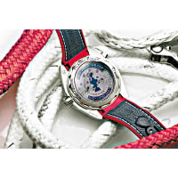 藍寶石水晶錶底蓋有美洲盃標誌及「AUCKLAND 2021」字樣，外圍則有限量編號。