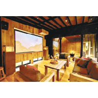 客廳寬敞舒適，設有投影機，可播放電影。