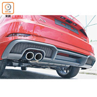 車尾配上擾流板及雙出排氣喉，為整體賣相增添動感。