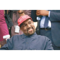 2018年，Donald Trump曾邀請Kanye West入白宮出席活動，而後者更戴上前者繡有2016年競選口號的紅帽，並表示不會阻礙其競選連任。所以Kanye West反口決定參選2020年總統選舉可能是想「陪跑」兼「鎅票」，協助Donald Trump擊敗Joe Biden。