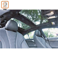 全車座椅以觸感細膩的BMW Individual Merino真皮包裹，頂部的天窗天幕面積達1.5平方米。