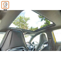 標準配備大天窗連遮光簾，可按需要打開為車廂增添開揚感。