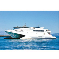 要從雅典乘船前往麥卡諾斯島，於皮瑞斯港有多間公司及航班選擇。