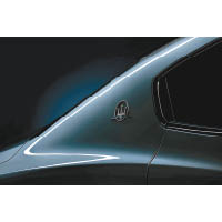 C柱上的Saetta「三叉戟」廠徽，加入了藍色元素點綴。