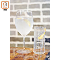 （右）直身杯多配Dry Gin飲用；氣息較複雜的手工氈酒，則可用高身酒杯（左）來品嘗，可保存酒的氣味。